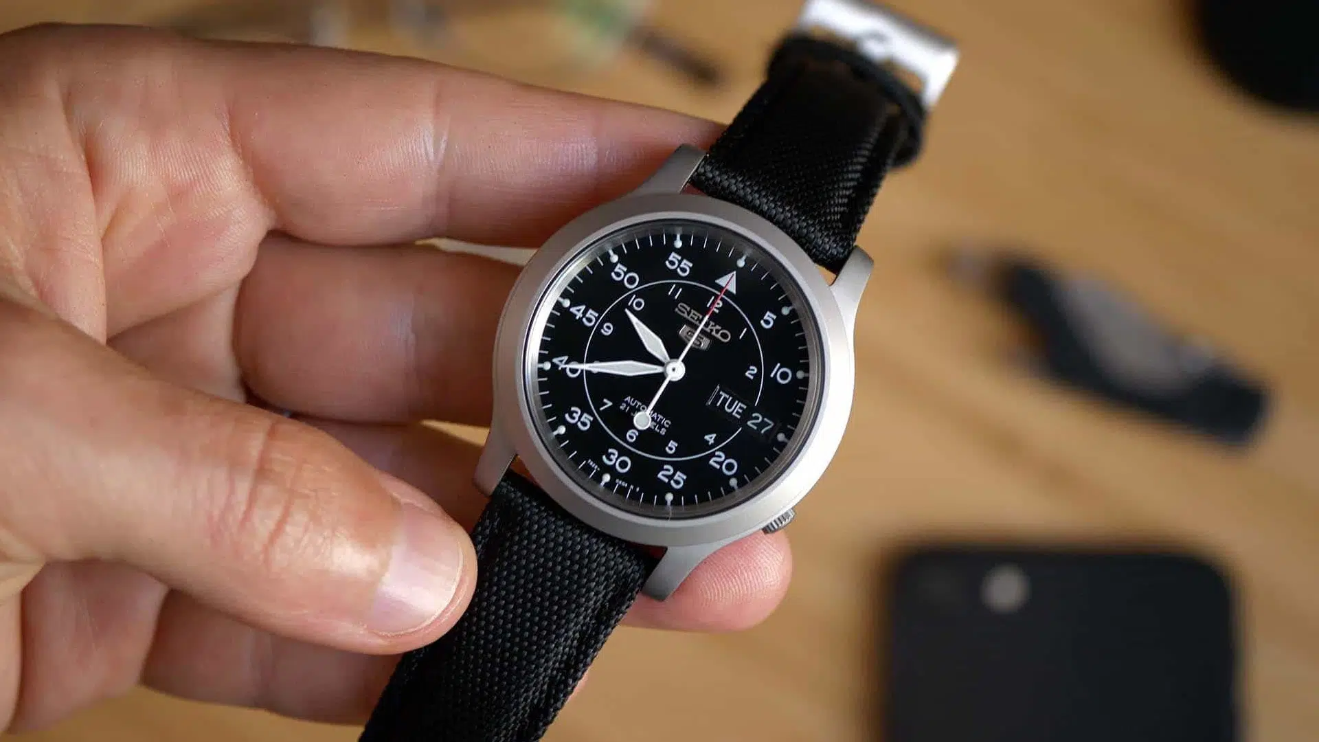 versieren begroting Seminarie 15 Killer Aviation Watches for Small Wrists • The Slender Wrist