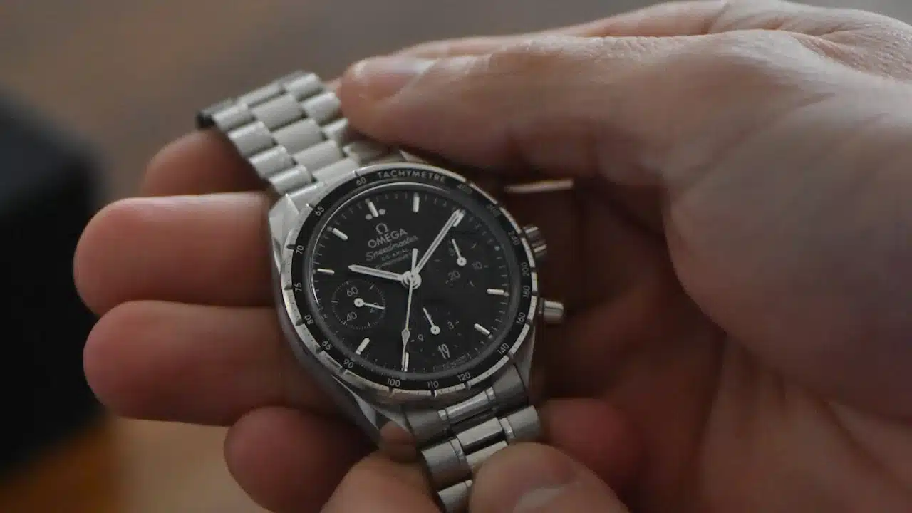 Can Guys With Small Wrists Wear a Speedmaster?-1