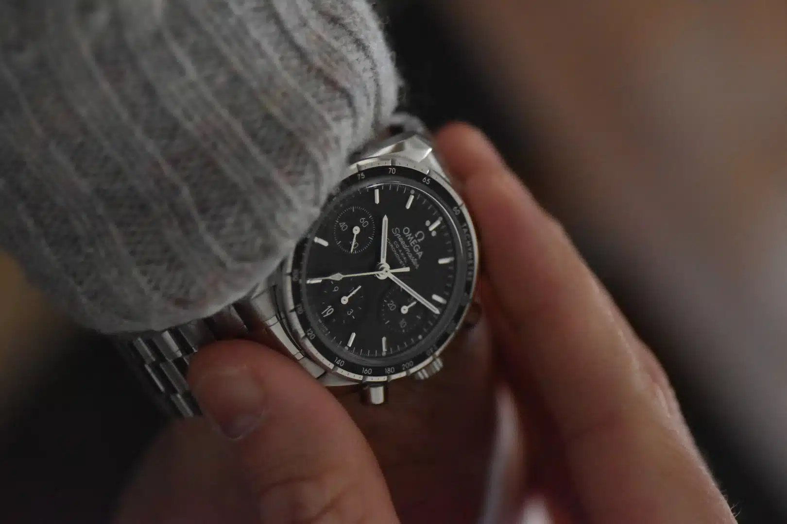 Can Guys With Small Wrists Wear a Speedmaster?-4