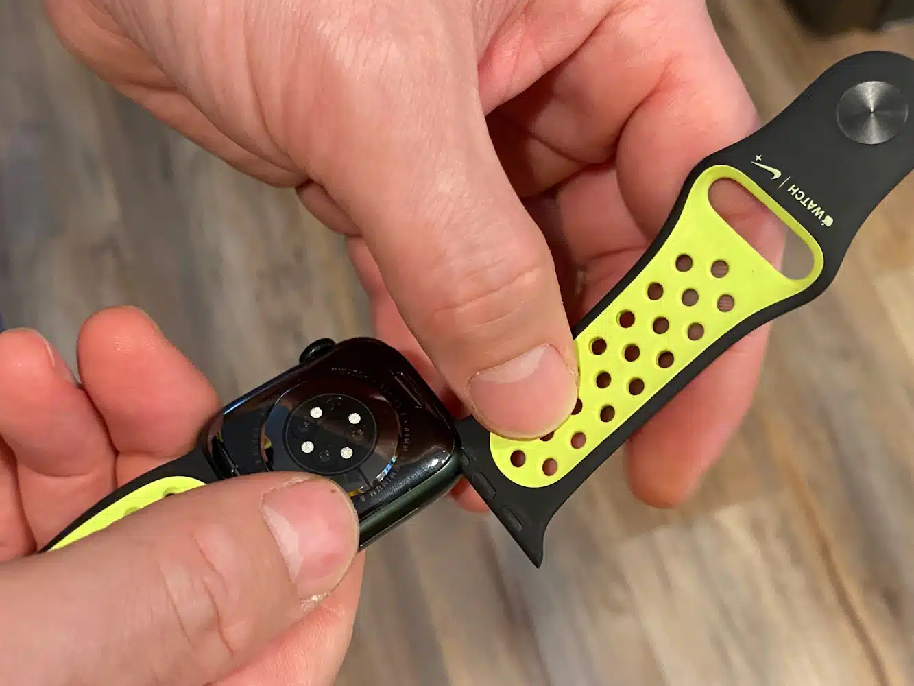 How to replace online band on apple watch