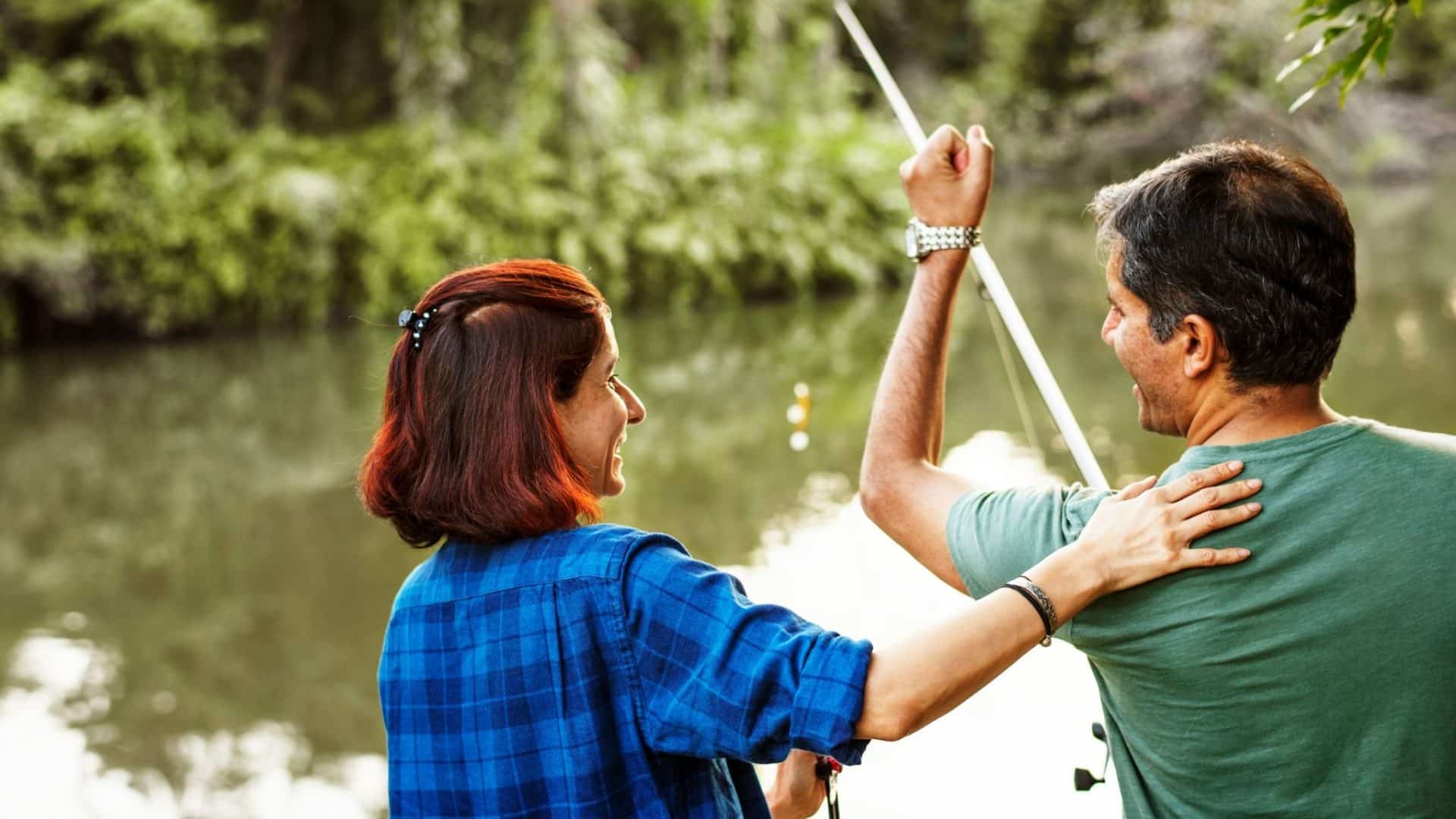 Woman tapping man’s shoulder