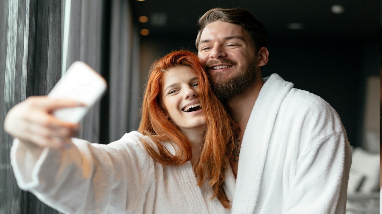 A couple in love enjoying a wellness weekend and taking selfies.