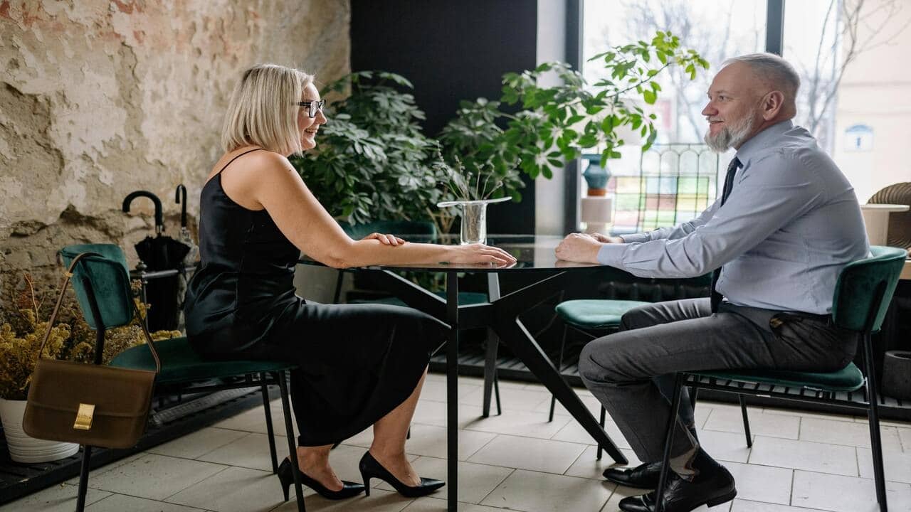 A couple on a restaurant date