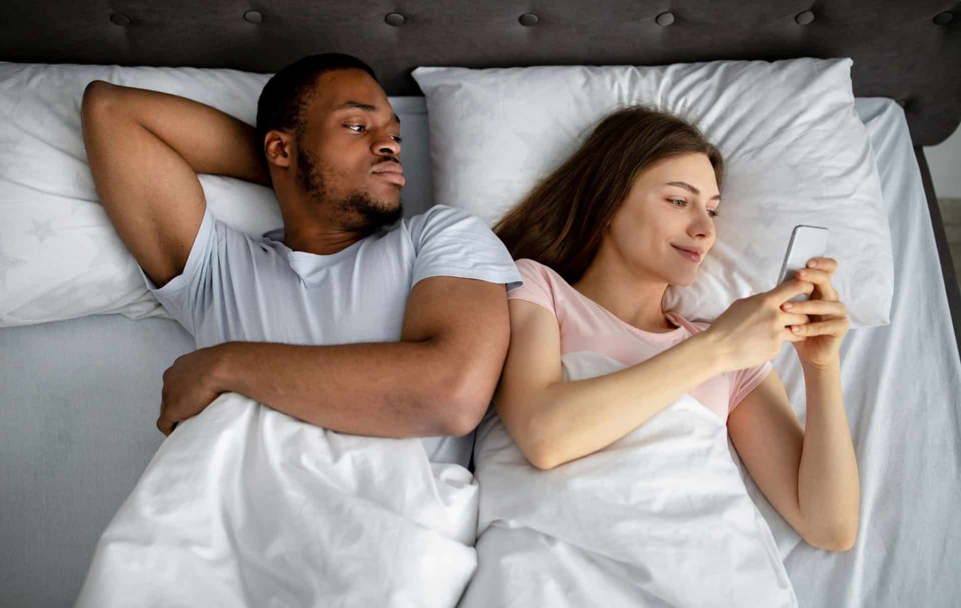 A man looking at the woman’s phone