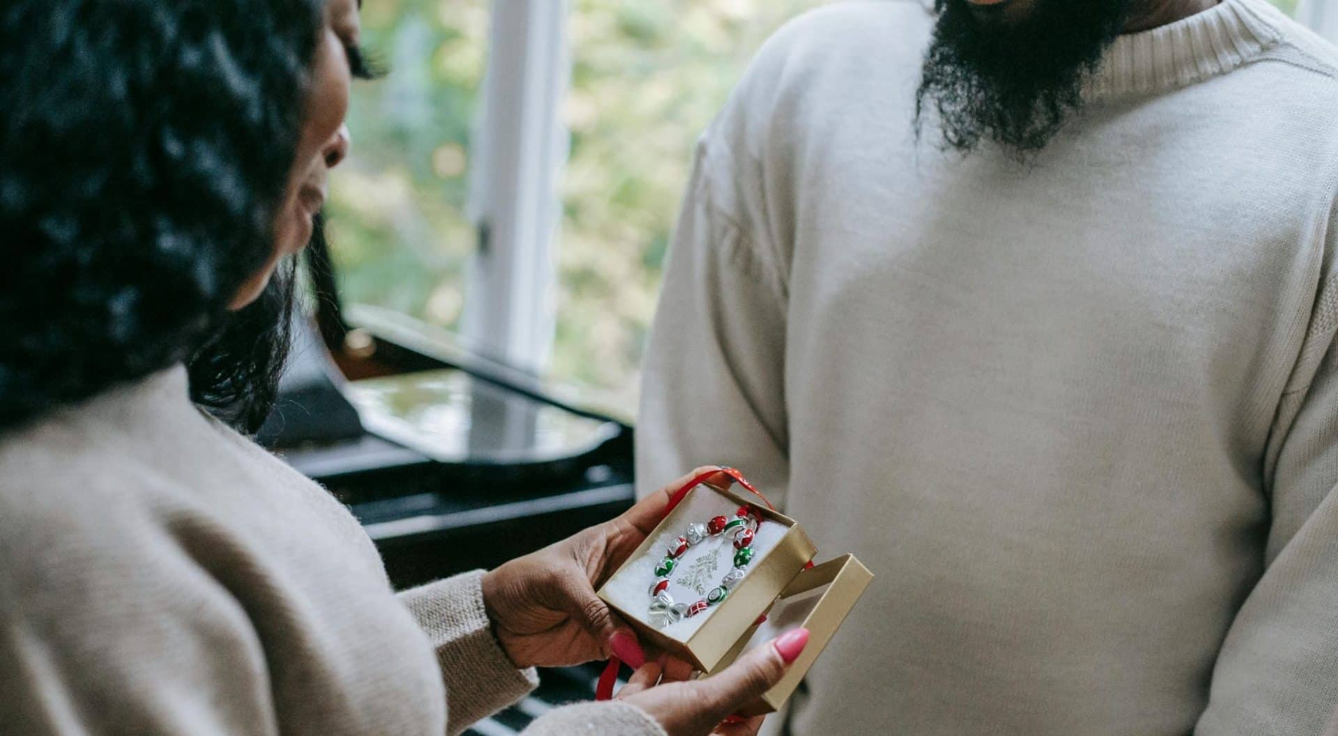A couple exchanging help without emotional warmth.