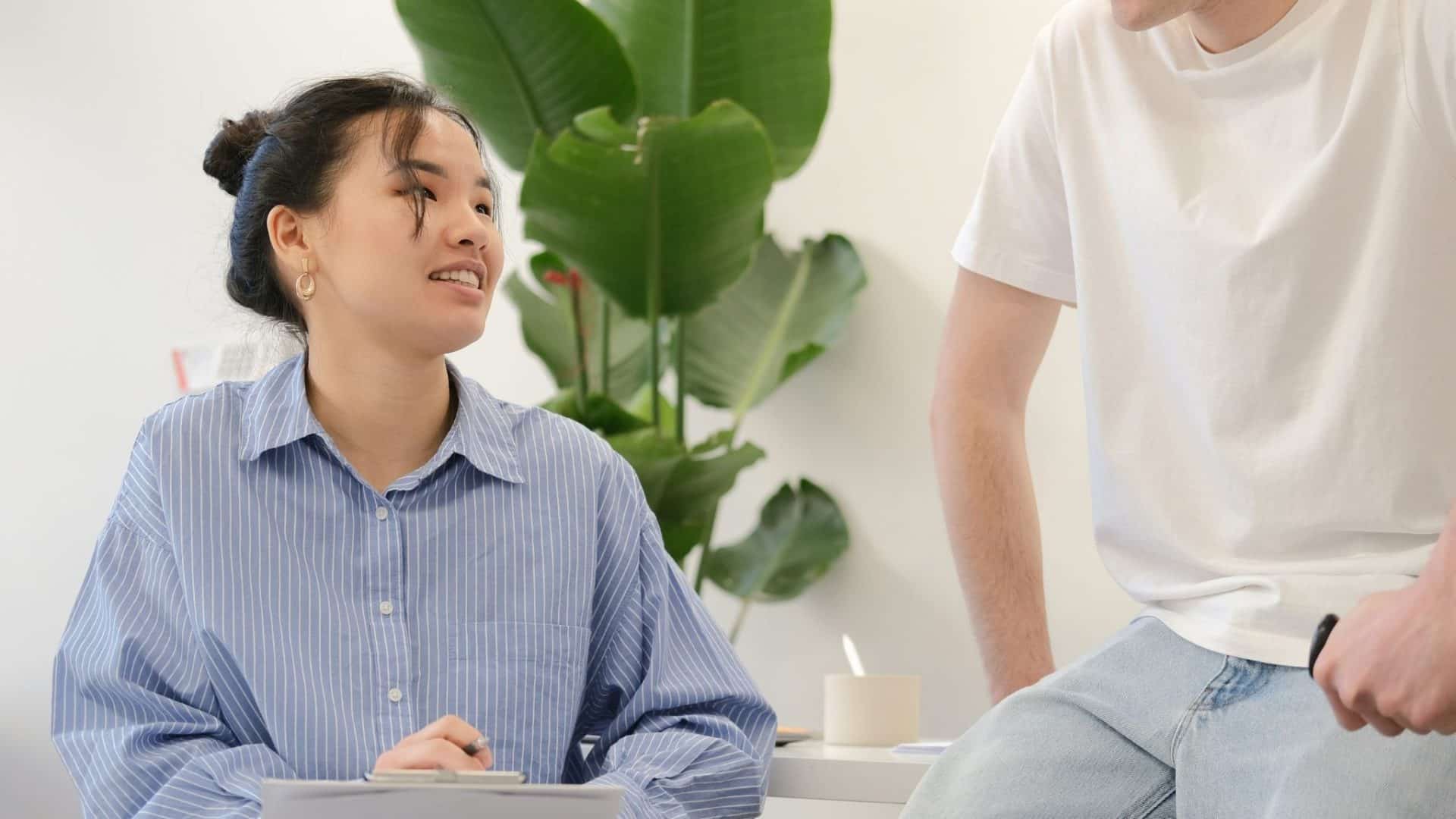 Woman listing man’s effort