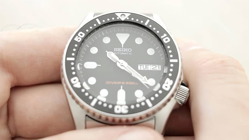 Seiko SKX013 [REVIEW] The Best Dive Watch For Small Wrists-4