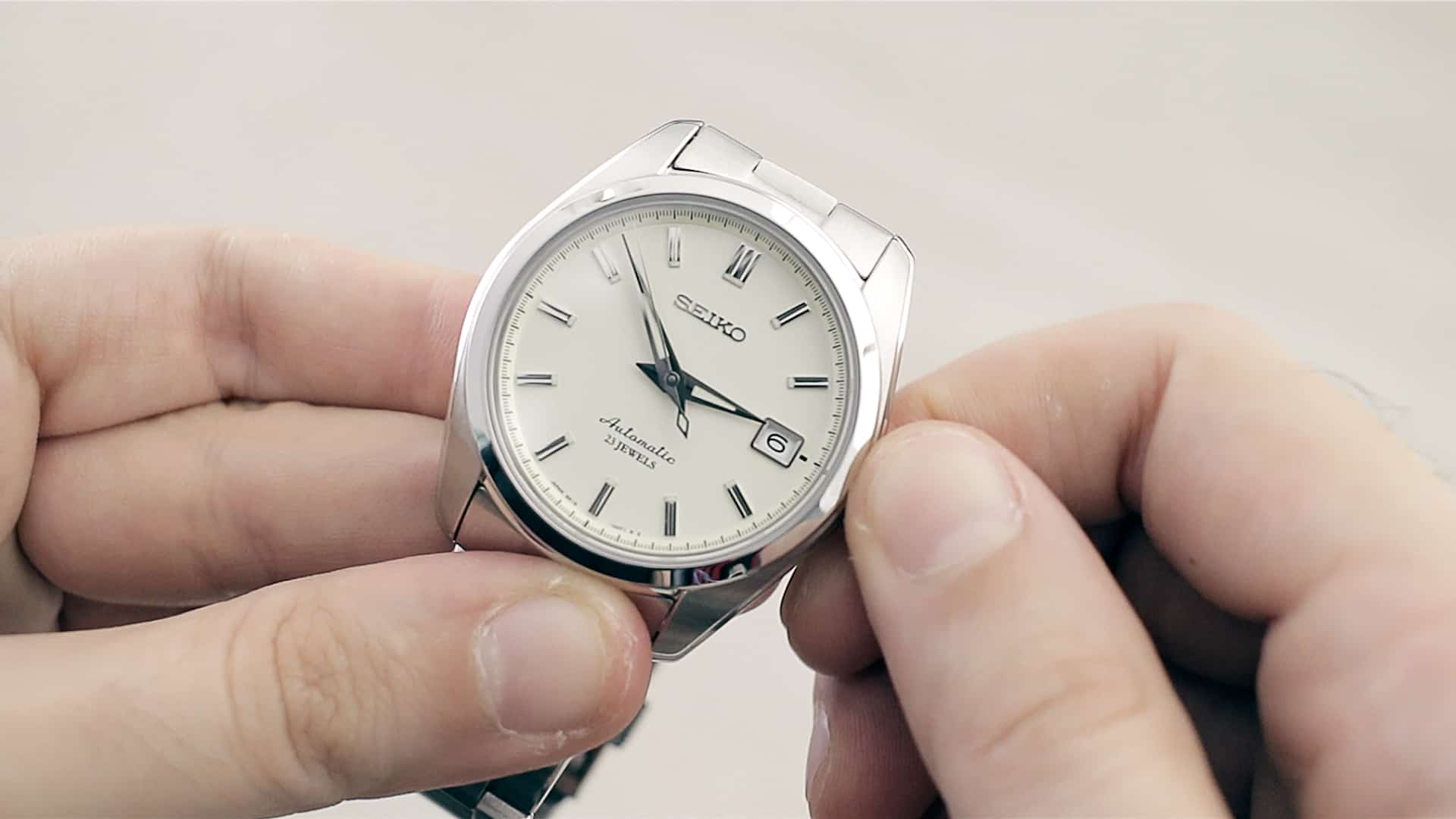 Рекомендованные часы. Wind up the watch. With the winding hand.